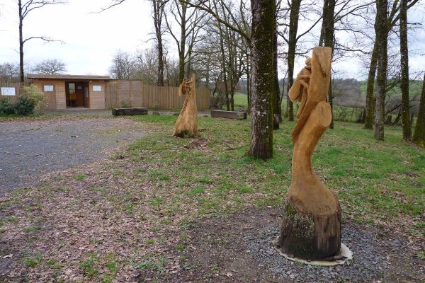 deux sculptures sur tronc d’arbre représentant une libellule et une abeille, réalisées en septembre 2023 par le GRIZZLY alias Guillaume ANDELOT, sculpteur sur bois à la tronçonneuse, champion de France 2017 et 2019.