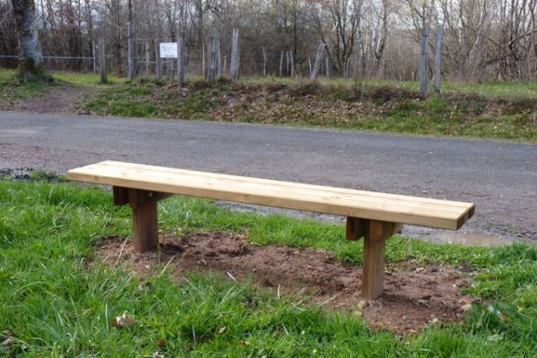 Le banc « accidenté » sur le parking du délaissé a était changé par la commune de Lacapelle-Viescamp