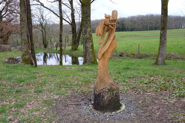 deux sculptures sur tronc d’arbre représentant une libellule et une abeille, réalisées en septembre 2023 par le GRIZZLY alias Guillaume ANDELOT, sculpteur sur bois à la tronçonneuse, champion de France 2017 et 2019.