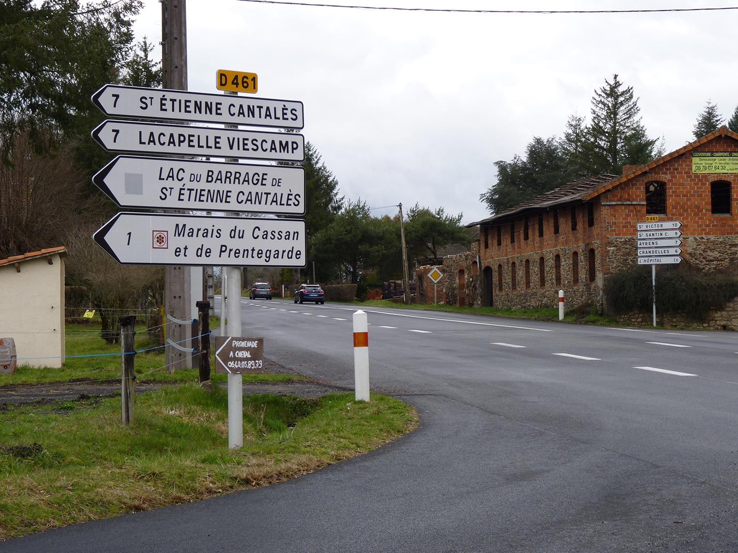 Photo des panneaux de signalisation qui indique l'accès au Marais du Cassan et de Prentegarde