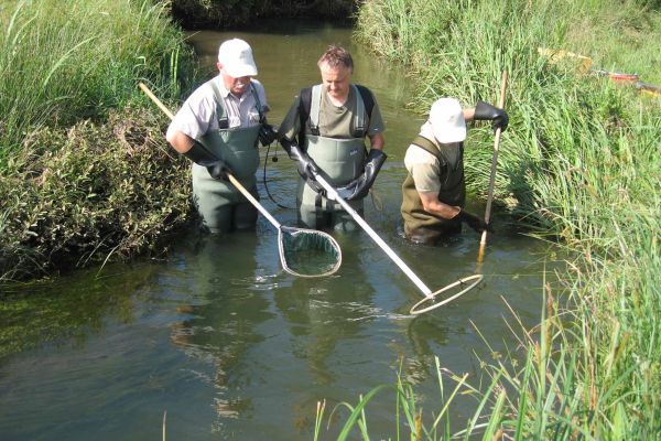 La Fédération de Pêche du Cantal intervenant sur le site du Marais du Cassan et de Prentegarde.