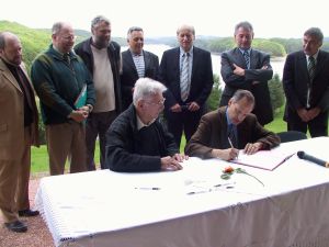 Signature d’une convention tripartite de gestion entre la commune de Lacapelle Viescamp, l’ONF et le CEN Auvergne en 2006.
