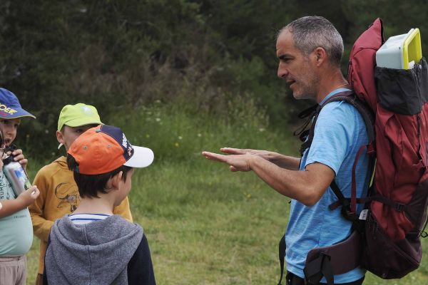 Le CPIE de Haute Auvergne intervenant sur le site du Marais du Cassan et de Prentegarde.