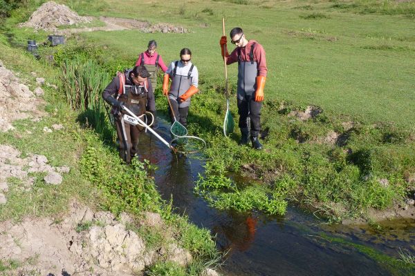 La Fédération de Pêche du Cantal intervenant sur le site du Marais du Cassan et de Prentegarde.